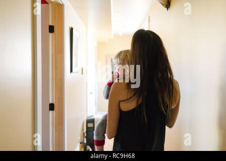 Mère avec fils pleurer à la maison Banque D'Images