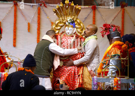 Les prêtres bouddhistes népalais vu l'exécution des rituels au temple. Le début de l'année festival le char qui doit avoir lieu à la mi-avril est signifié par un rituel bain de Dieu, cette Machindranath Seto a eu lieu dans les locaux du temple de Seto Machindranath. Les gens prient népalais à Machindranath Seto pour les précipitations et bonne récolte. Banque D'Images