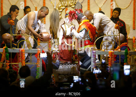 Les prêtres bouddhistes népalais vu l'exécution des rituels au temple. Le début de l'année festival le char qui doit avoir lieu à la mi-avril est signifié par un rituel bain de Dieu, cette Machindranath Seto a eu lieu dans les locaux du temple de Seto Machindranath. Les gens prient népalais à Machindranath Seto pour les précipitations et bonne récolte. Banque D'Images