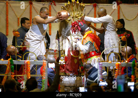 Les prêtres bouddhistes népalais vu l'exécution des rituels au temple. Le début de l'année festival le char qui doit avoir lieu à la mi-avril est signifié par un rituel bain de Dieu, cette Machindranath Seto a eu lieu dans les locaux du temple de Seto Machindranath. Les gens prient népalais à Machindranath Seto pour les précipitations et bonne récolte. Banque D'Images