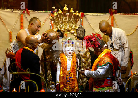 Les prêtres bouddhistes népalais vu l'exécution des rituels au temple. Le début de l'année festival le char qui doit avoir lieu à la mi-avril est signifié par un rituel bain de Dieu, cette Machindranath Seto a eu lieu dans les locaux du temple de Seto Machindranath. Les gens prient népalais à Machindranath Seto pour les précipitations et bonne récolte. Banque D'Images