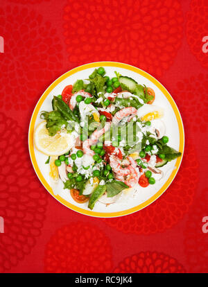 Salade avec crevettes roses sur la plaque Banque D'Images