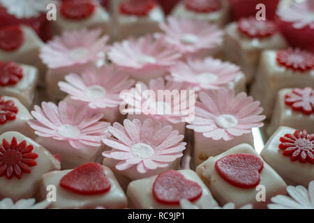 Petit fours coloré avec décoration florale Banque D'Images