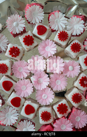Petit fours coloré avec décoration florale Banque D'Images