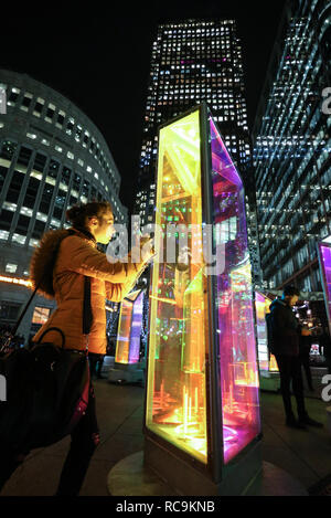 EDITORIAL N'UTILISEZ QUE Katherine Mielniczuk depuis Bristol interagit avec Prismatica par conception de matières premières à l'assemblée annuelle d'hiver Canary Wharf, London 2019 festival des lumières. Banque D'Images