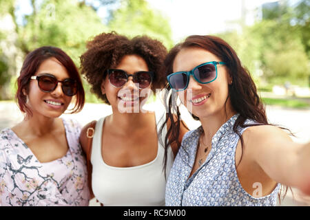 Heureux les jeunes femmes à lunettes au parc d'été Banque D'Images