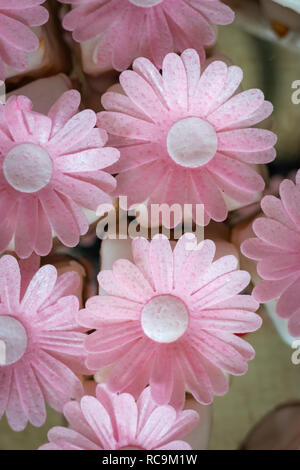 Petit fours coloré avec décoration florale Banque D'Images