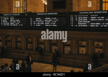 New York, USA - Le 28 mai 2018 : horaires des trains et trains à l'intérieur d'Harlem départ Grand Central Terminal, un monde-célèbre et le transport Banque D'Images