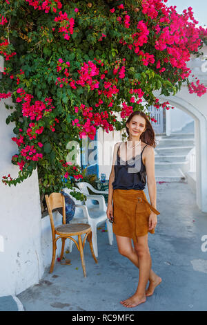 Portrait d'une jeune femme belle sur l'arrière-plan de buissons à fleurs Banque D'Images