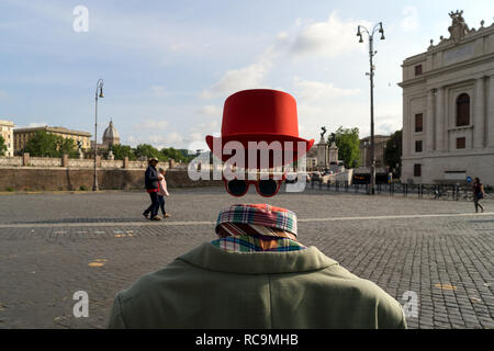 Rome, Italie, 05/06/2018 : un artiste de rue simule un homme invisible sur la zone piétonne le long du Tibre 'castello' près de 'Castel Sant'Angelo'. Banque D'Images