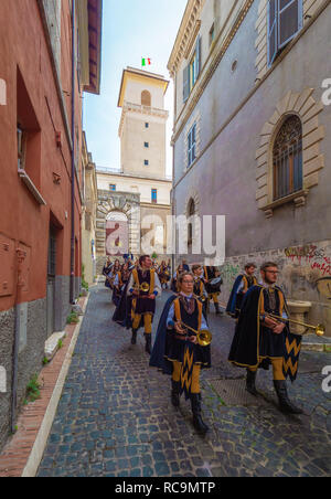 Vergiate (Italie) - une ville en zone métropolitaine de Rome, sur la campagne Sabina hills. Ici une vue sur nice centre historique. Banque D'Images