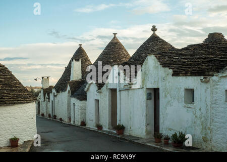 L 'trulli' maisons de la ville de Alberbello dans la région des Pouilles (Puglia en italien), SE l'Italie. Banque D'Images