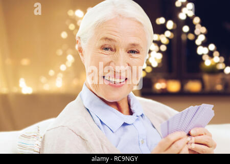 Happy senior woman playing cards sur Noël Banque D'Images