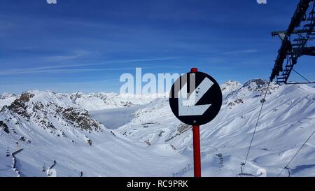 Image d'hiver signe montrant une piste noire avec la flèche Banque D'Images