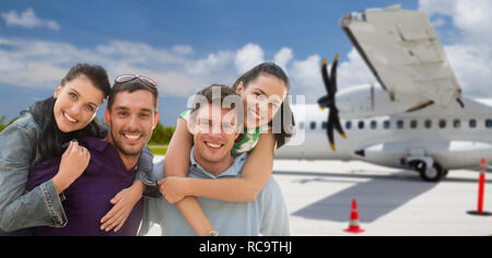 Happy friends sur avion, sur fond d'aviation Banque D'Images