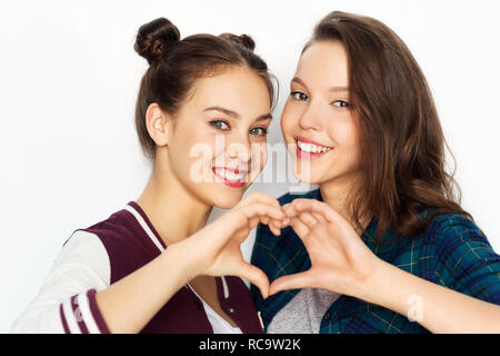 Happy smiling teenage girls montrant coeur chanter Banque D'Images