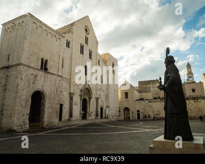 La basilique de San Nicola (Saint Nicolas) avec une statue de Saint Nicolas, Bari, Puglia, Italie Banque D'Images