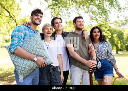 Happy friends avec guitare au parc d'été Banque D'Images