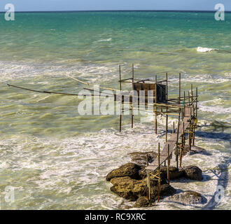 Vue d'un trabucco, une ancienne machine de pêche typique de la côte Adriatique en Italie du sud Banque D'Images