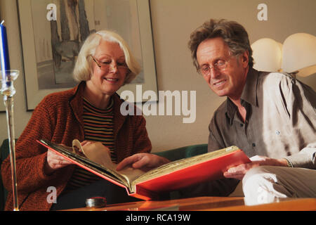 Pärchen mittleren modifie schaut sich Fotoalbum | un couple d'âge moyen est à la recherche à l'album photo Banque D'Images