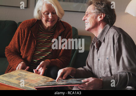 Pärchen mittleren modifie schaut sich Fotoalbum | un couple d'âge moyen est à la recherche à l'album photo Banque D'Images