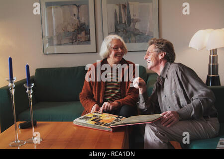 Pärchen mittleren modifie schaut sich Fotoalbum | un couple d'âge moyen est à la recherche à l'album photo Banque D'Images