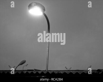 Lampe d'éclairage de rue dans la soirée à Moscou, photo en noir et blanc Banque D'Images