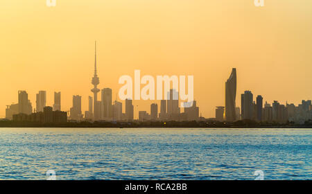 Des toits de la ville de Koweït au coucher du soleil. Banque D'Images