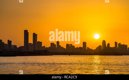Des toits de la ville de Koweït au coucher du soleil. Banque D'Images