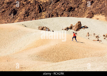 Les touristes se rendant sur le Las Minas de San Jose, les mines de saint Joseph, dans le quartier de Las Canadas del Teide national park, Tenerife, Canaries, Espagne Banque D'Images