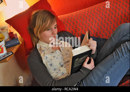 Jugendliches Mädchen in Ihrem Zimmer liest ein Buch | jeunes une adolescente dans sa chambre à lire un livre Banque D'Images