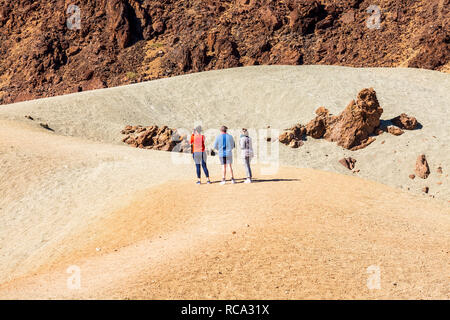 Les touristes se rendant sur le Las Minas de San Jose, les mines de saint Joseph, dans le quartier de Las Canadas del Teide national park, Tenerife, Canaries, Espagne Banque D'Images