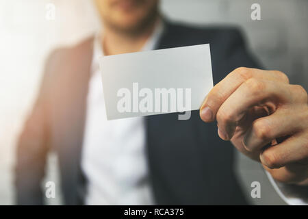 Par contre l'homme blanc vierge montrant carte d'affaires à l'avant Banque D'Images