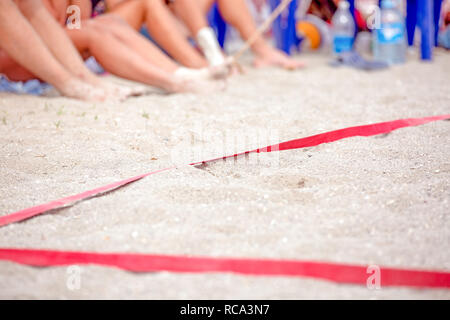 Le beach-volley. Balle de jeu en vertu de la lumière du soleil et ciel bleu. Banque D'Images