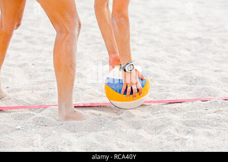 Le beach-volley. Balle de jeu en vertu de la lumière du soleil et ciel bleu. Banque D'Images