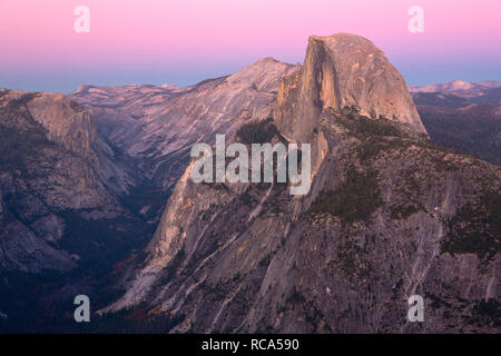 Une vue de demi-dôme au crépuscule d'un point de vue sur la vallée. La Californie, USA Banque D'Images