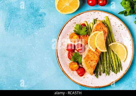 Pavé de saumon aux asperges et tomates, vue d'en haut. Banque D'Images