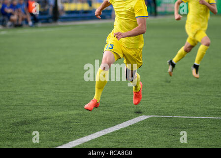 Joueurs de football se bat au cours de match de football sur stadium Banque D'Images