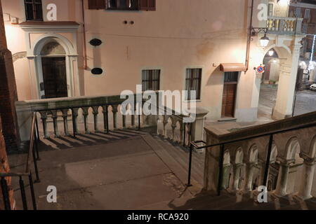 Centre Ville de Moncalieri, Italie, à Noël, avec escalier de l'église S. Maria della Scala et fontain Banque D'Images