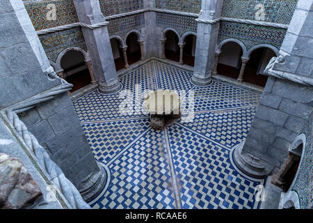 Cour intérieure Pena Palacio patio, Sintra, Portugal. Le palais est un site du patrimoine mondial de l'Unesco et l'une des sept merveilles du Portugal Banque D'Images