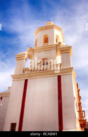 Le clocher de la Mission San Xavier del Bac à Tucson, AZ Banque D'Images