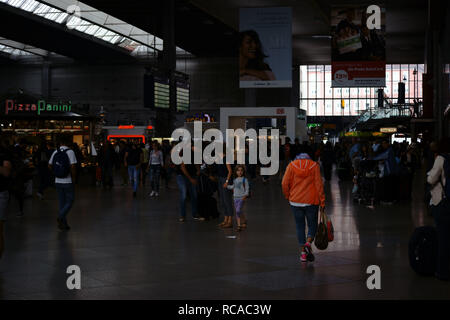 Munich, Allemagne - 29 juin 2018 : les voyageurs dans le hall de la gare centrale de Munich le 29 juin 2018 à Munich. Banque D'Images