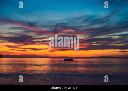 Or coucher de soleil sur plage avec les éclaboussures des vagues en été de la Thaïlande Banque D'Images