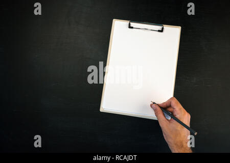 Writing on clipboard, homme de main avec un crayon et page blanche comme copy space Banque D'Images