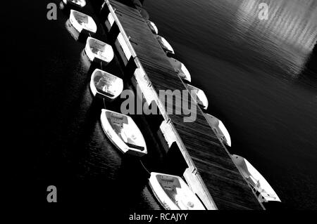 De beaux bateaux amarrés dans le dock Banque D'Images