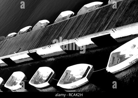 De beaux bateaux amarrés dans le dock Banque D'Images