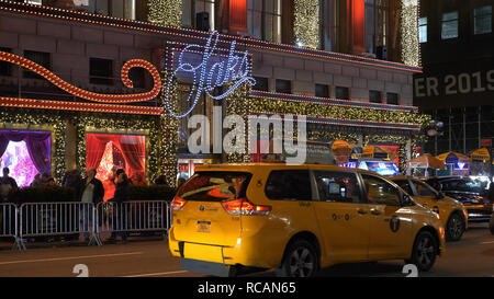 Décoration de Noël à Saks Fifth Avenue Manhattan - NEW YORK / USA - 4 DÉCEMBRE 2018 Banque D'Images