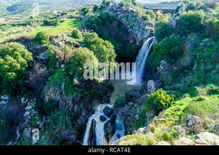 Vue de la cascade de La Sarre, dans les hauteurs du Golan, Israël Morthern Banque D'Images