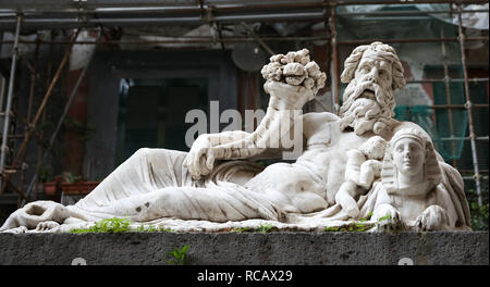 Dieu du Nil Statue en ville de Naples, Italie Banque D'Images