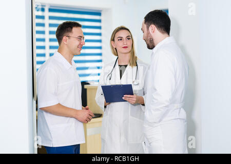 Groupe de médecins discuter et travailler ensemble Banque D'Images
